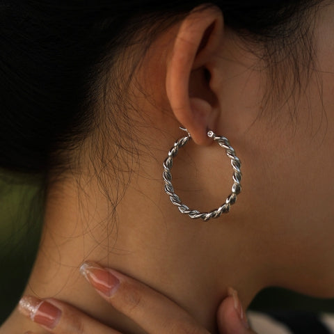 Boucles d'oreilles créoles torsadées SUKI en argent