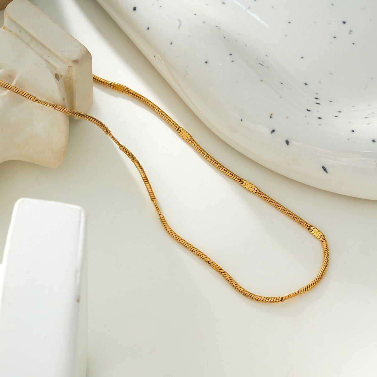 SVETA: Collier fin minimaliste doré