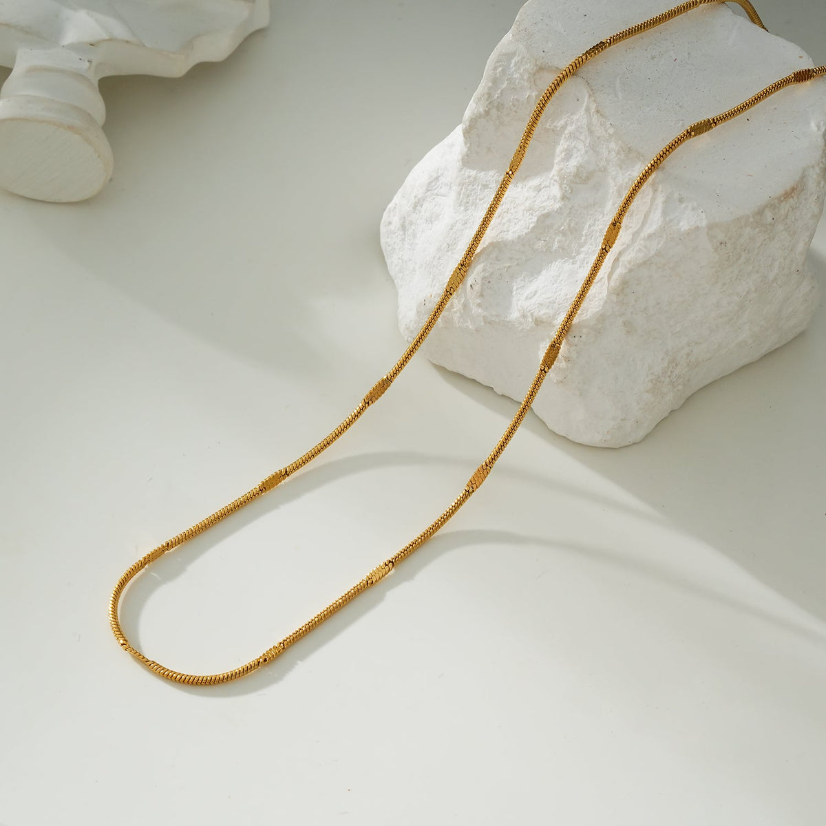 SVETA: Collier fin minimaliste doré