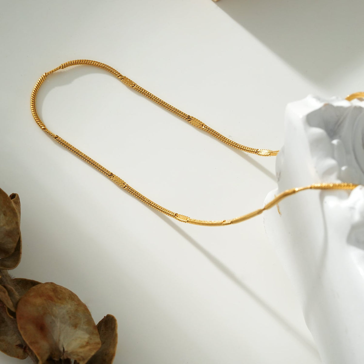 SVETA: Collier fin minimaliste doré