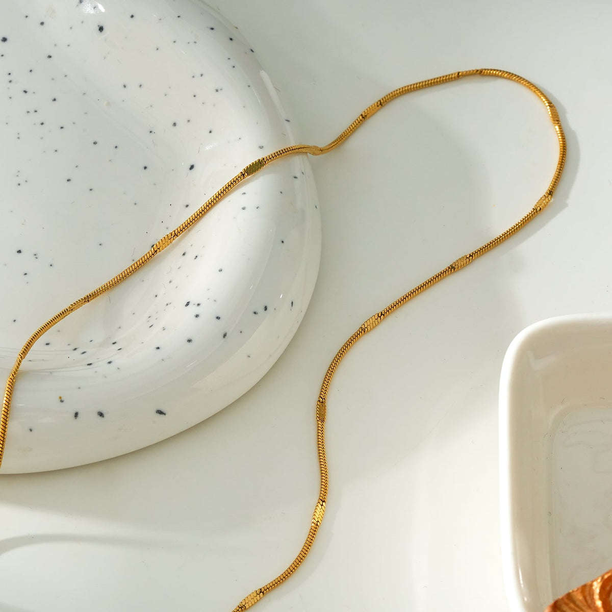SVETA: Collier fin minimaliste doré