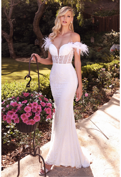 ROBE DE MARIÉE SCINTILLANTE ÉPAULÉE ORNÉE DE PLUMES