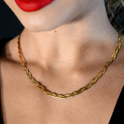 TARA Gold : Collier texture peau de serpent à chevrons entrelacés.