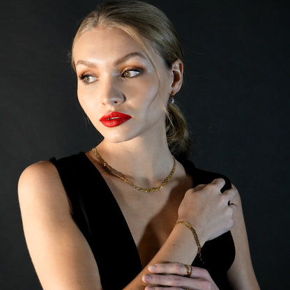 TARA Gold : Collier texture peau de serpent à chevrons entrelacés.