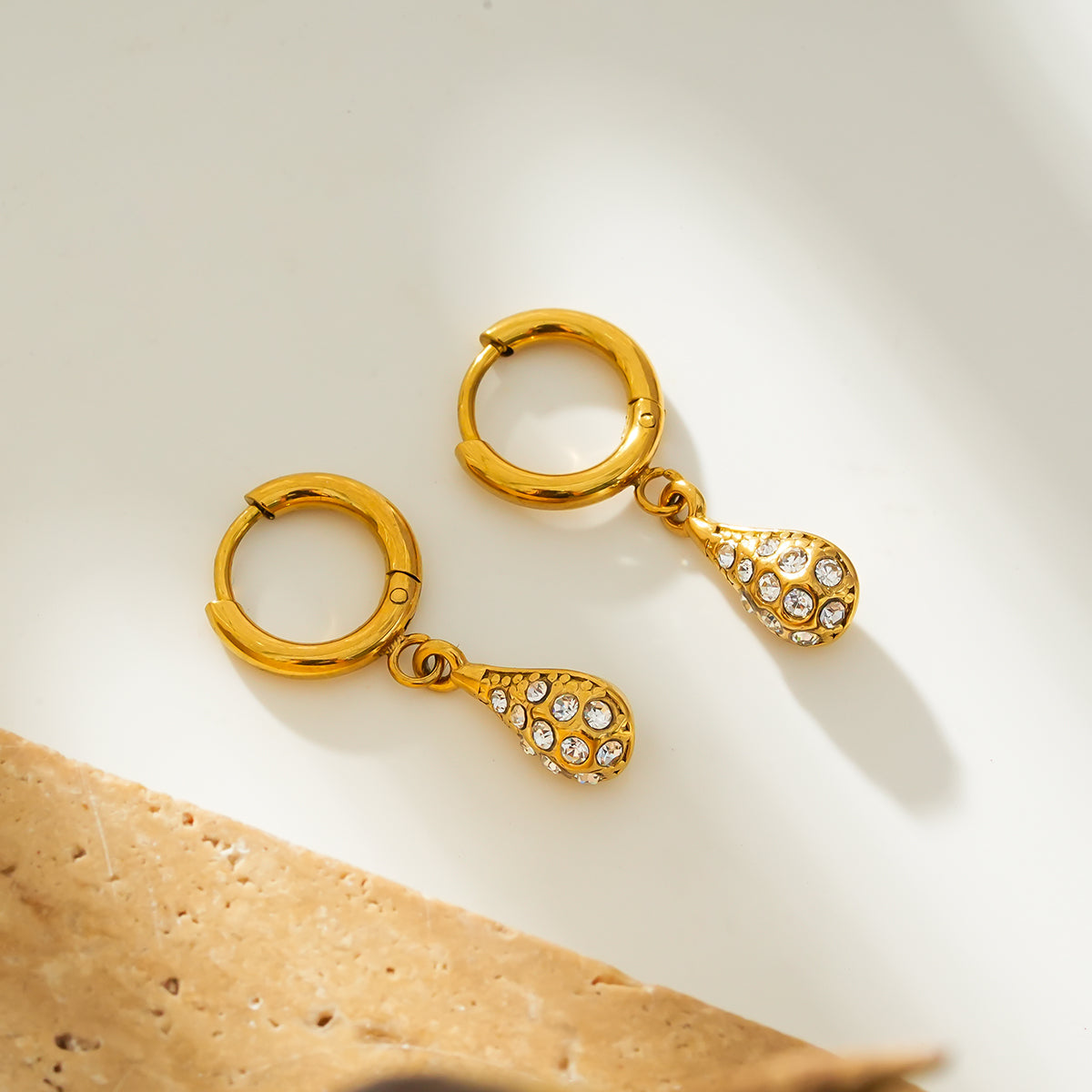 TOAS Gold : Mini créoles avec breloque en forme de perle incrustée de zircone