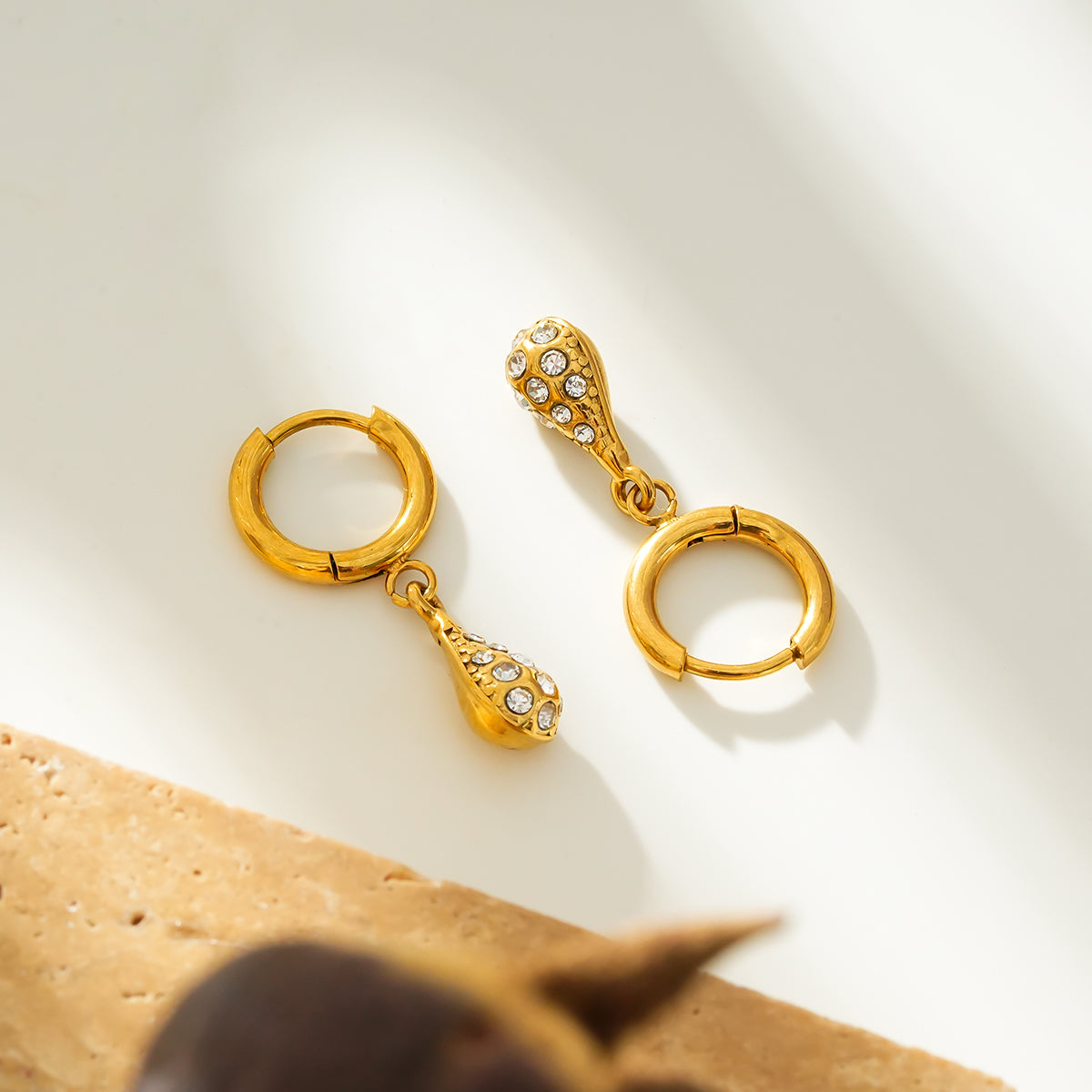 TOAS Gold : Mini créoles avec breloque en forme de perle incrustée de zircone