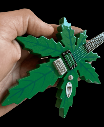 Modèle réduit de guitare miniature Mary Jane Sweet Leaf Cheech & Chong de Tommy