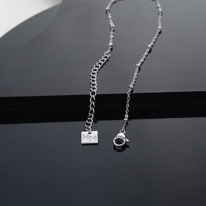 Collier chaîne perlée URIKA avec pendentif triangle pavé de zircons en argent