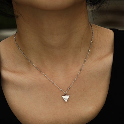 Collier chaîne perlée URIKA avec pendentif triangle pavé de zircons en argent