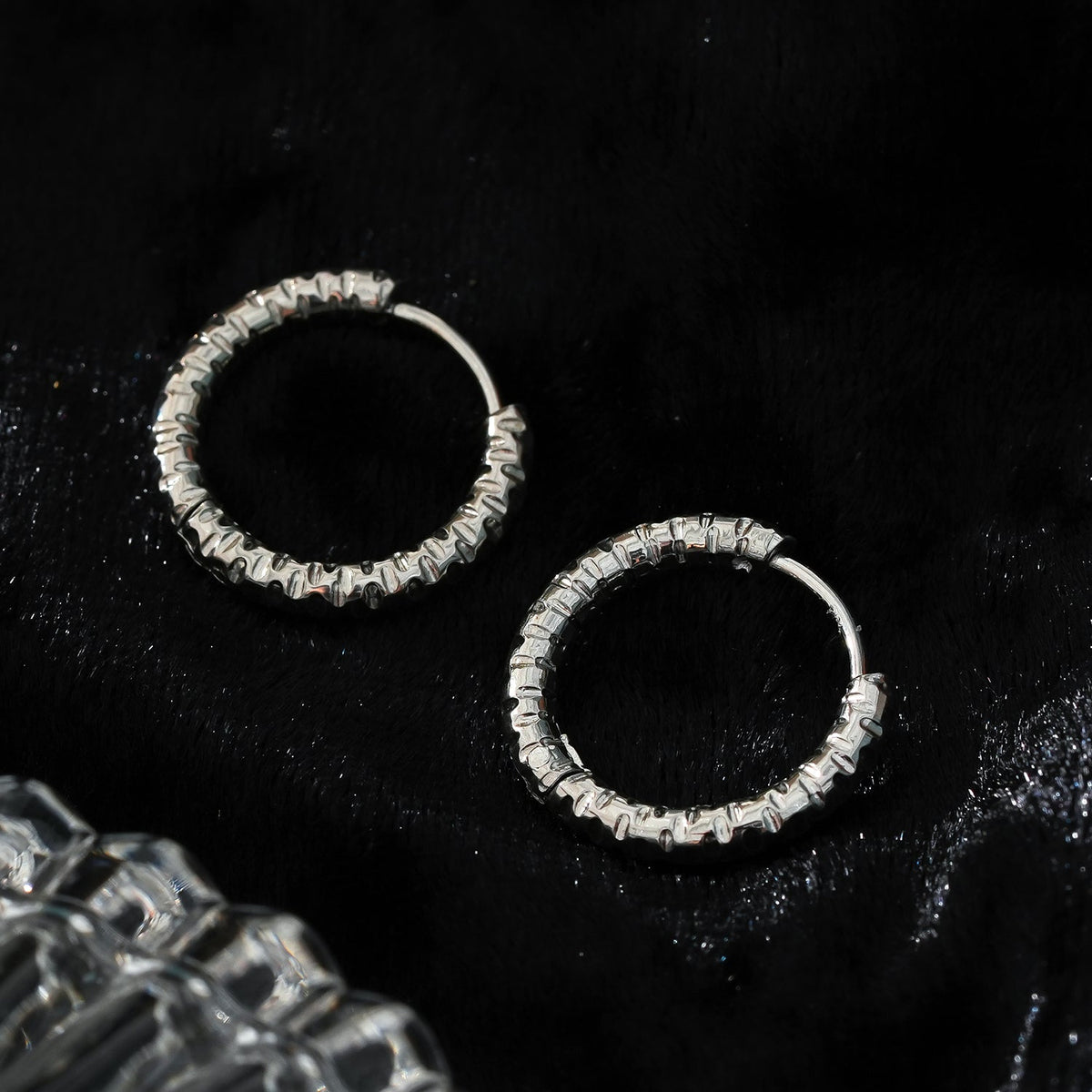 VISCONTA Or Blanc (ton argent) : Finition Ciselée - Boucles d'oreilles mini créoles à surface texturée