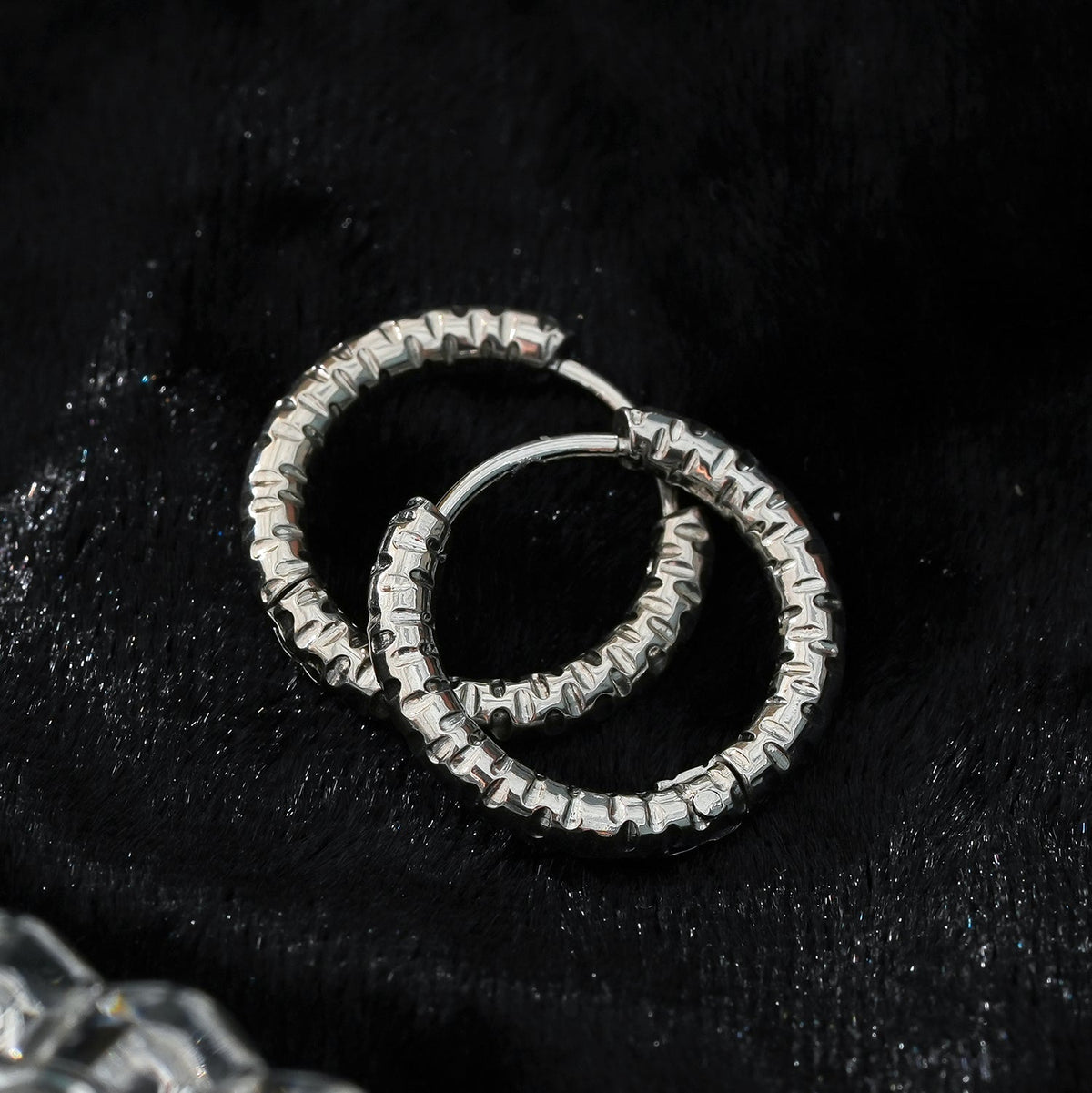 VISCONTA Or Blanc (ton argent) : Finition Ciselée - Boucles d'oreilles mini créoles à surface texturée