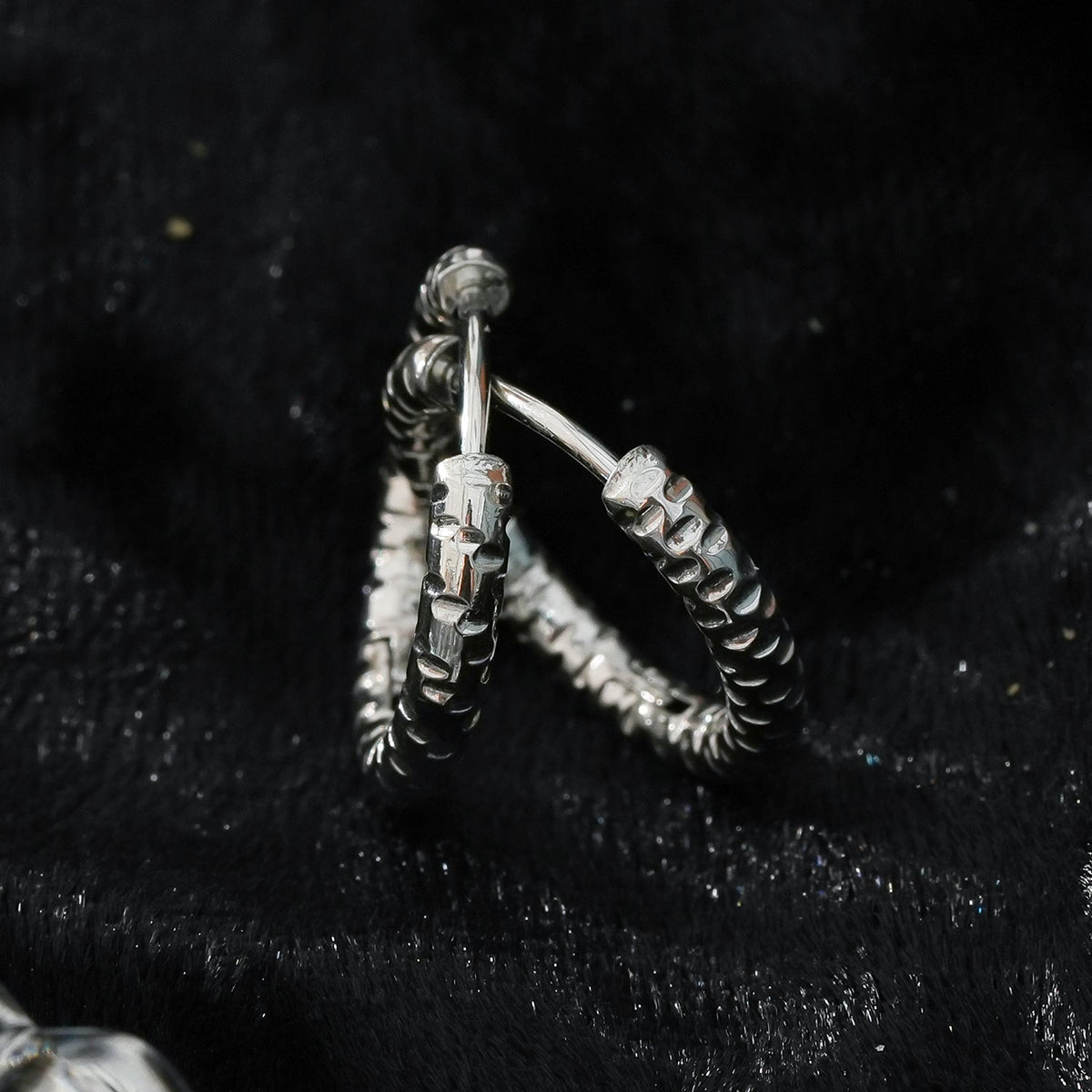 VISCONTA Or Blanc (ton argent) : Finition Ciselée - Boucles d'oreilles mini créoles à surface texturée