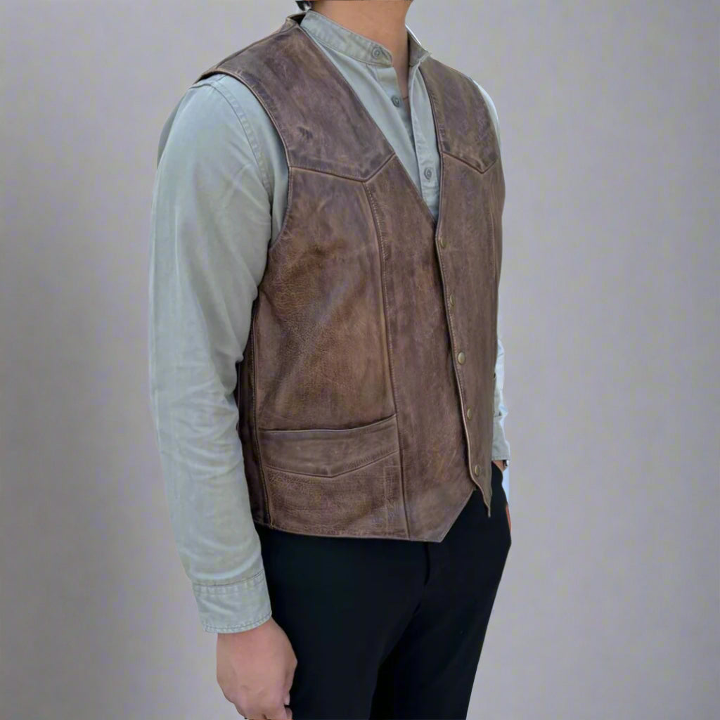 Gilet en cuir de vachette pour homme. Style classique avec fermeture à bouton-pression et poches avant