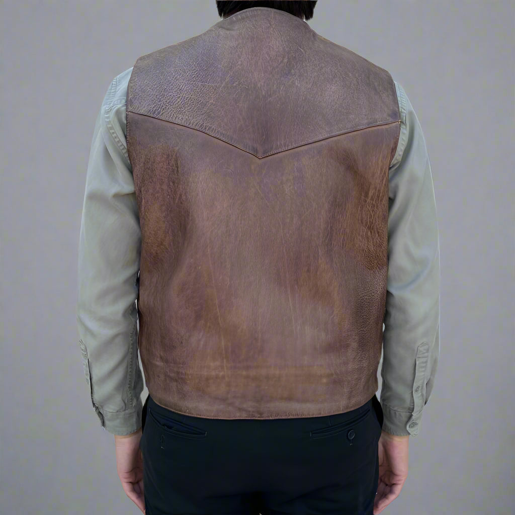 Gilet en cuir de vachette pour homme. Style classique avec fermeture à bouton-pression et poches avant