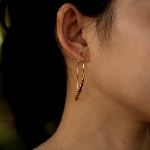 XIMENA: Boucles d'oreilles créoles dorées à courbes géométriques