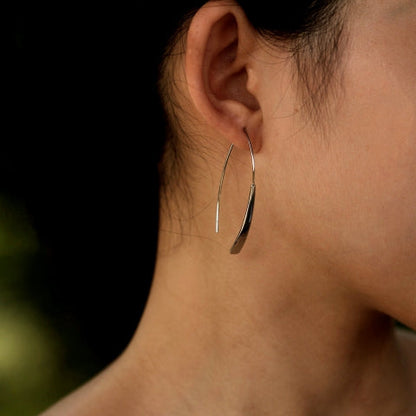 Créoles argentées XIMENA courbes géométriques