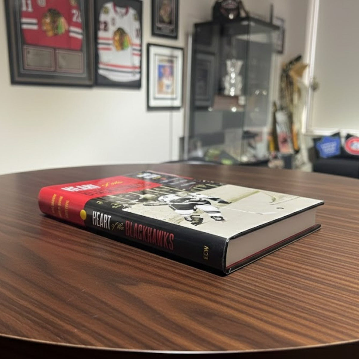 CŒUR DES BLACKHAWKS, LIVRE SIGNÉ PAR PIERRE PILOTE - MÉMOIRES DE HOCKEY AUTOGRAPHÉ, COUVERTURE RIGIDE 9 X 6 POUCES - SOUVENIR DE COLLECTION DE LÉGENDE DU HOCKEY DE CHICAGO