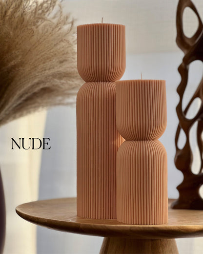 Bougie sculpturale en soja Hourglass côtelée : Pilier rayé, Décor minimaliste
