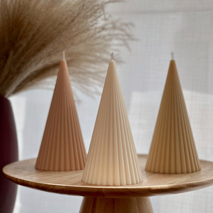 Bougie conique nervurée en cire de soja : Décoration intérieure minimaliste