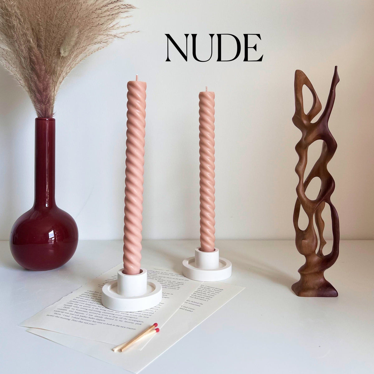Grande bougie conique torsadée en cire de soja : Décoration pastel faite à la main