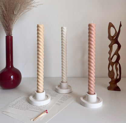 Grande bougie conique torsadée en cire de soja : Décoration pastel faite à la main