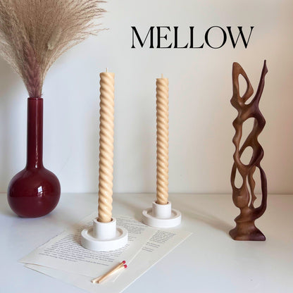 Grande bougie conique torsadée en cire de soja : Décoration pastel faite à la main