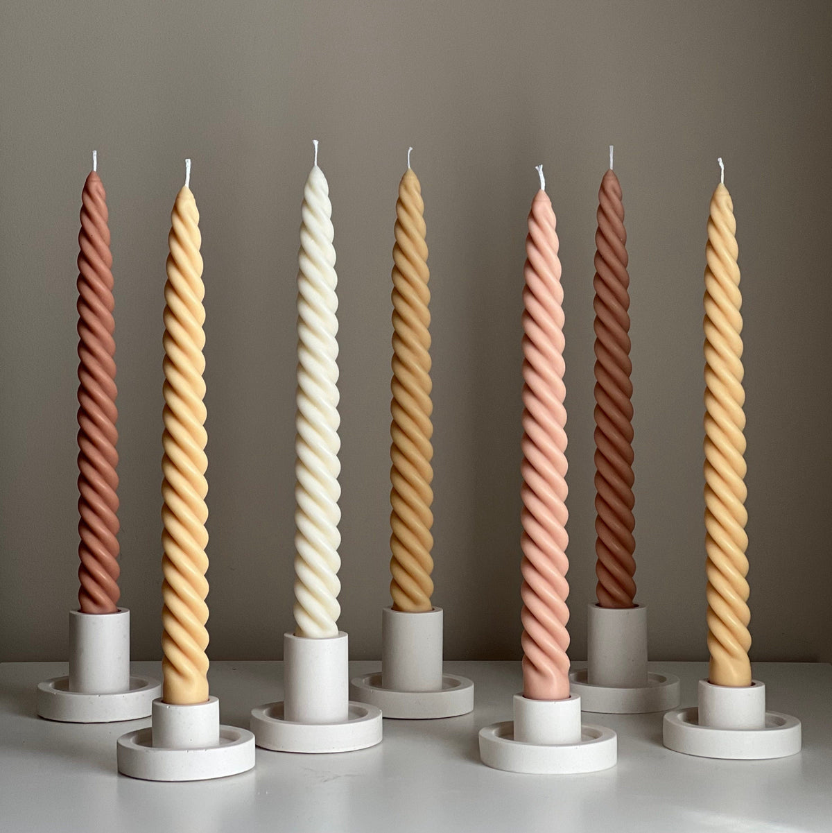 Grande bougie conique torsadée en cire de soja : Décoration pastel faite à la main