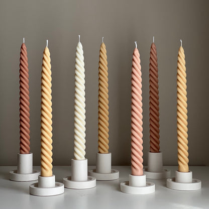 Grande bougie conique torsadée en cire de soja : Décoration pastel faite à la main