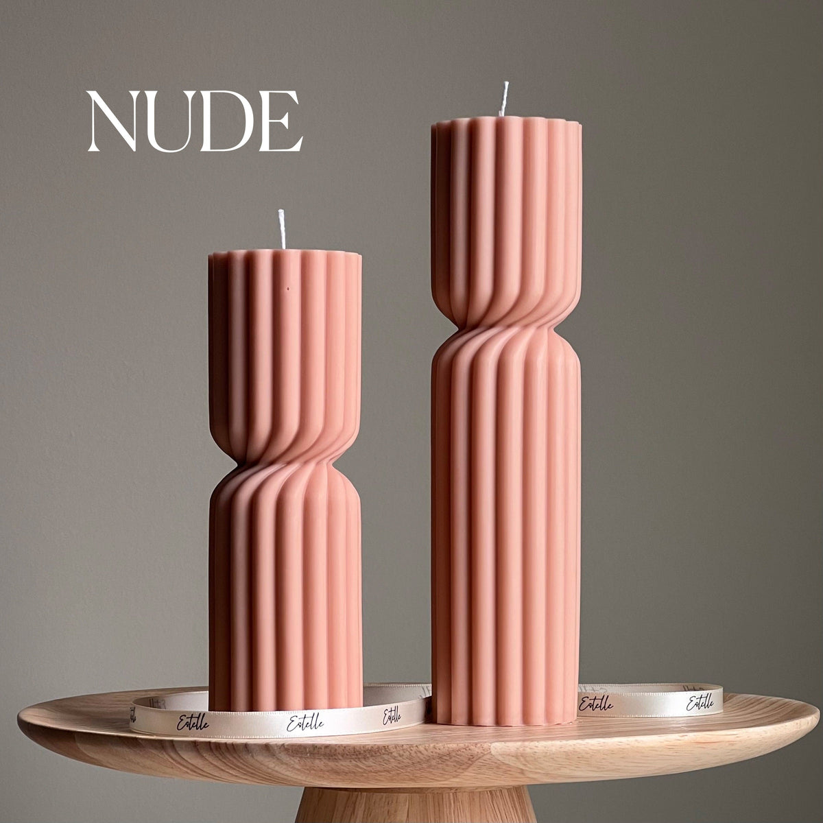 Bougie pilier en soja côtelée sablier : Décoration de table sculpturale