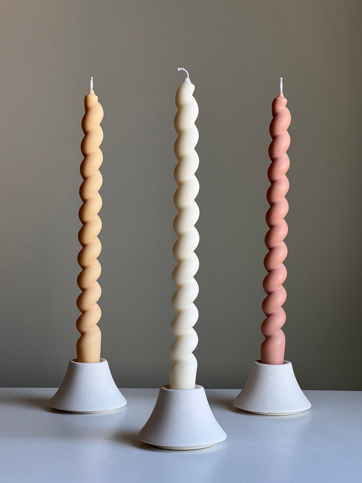 Grande bougie conique torsadée en cire de soja : Décoration pastel faite à la main
