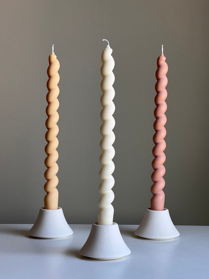 Grande bougie conique torsadée en cire de soja : Décoration pastel faite à la main