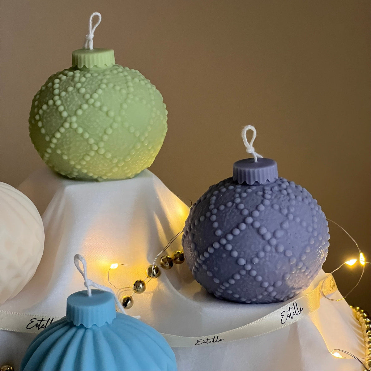 Bougie de soja artisanale en forme de boule de Noël : Décoration festive