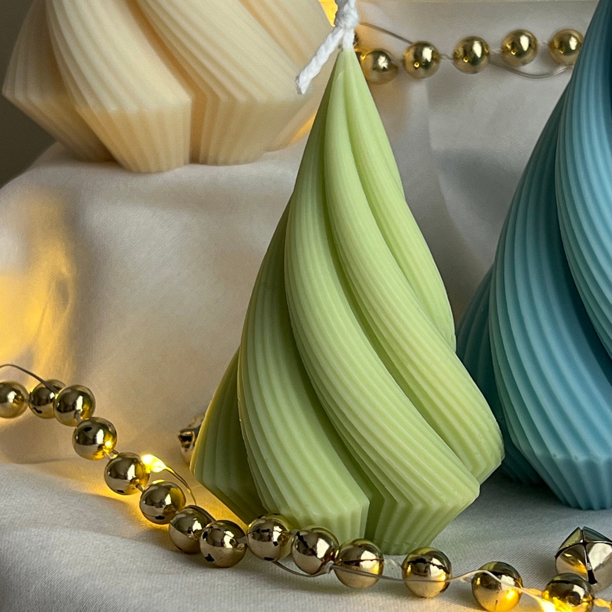 Bougie de Noël sapin torsadé : Décoration artisanale en cire de soja