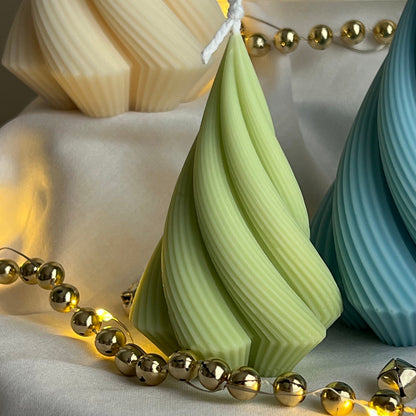 Bougie de Noël sapin torsadé : Décoration artisanale en cire de soja
