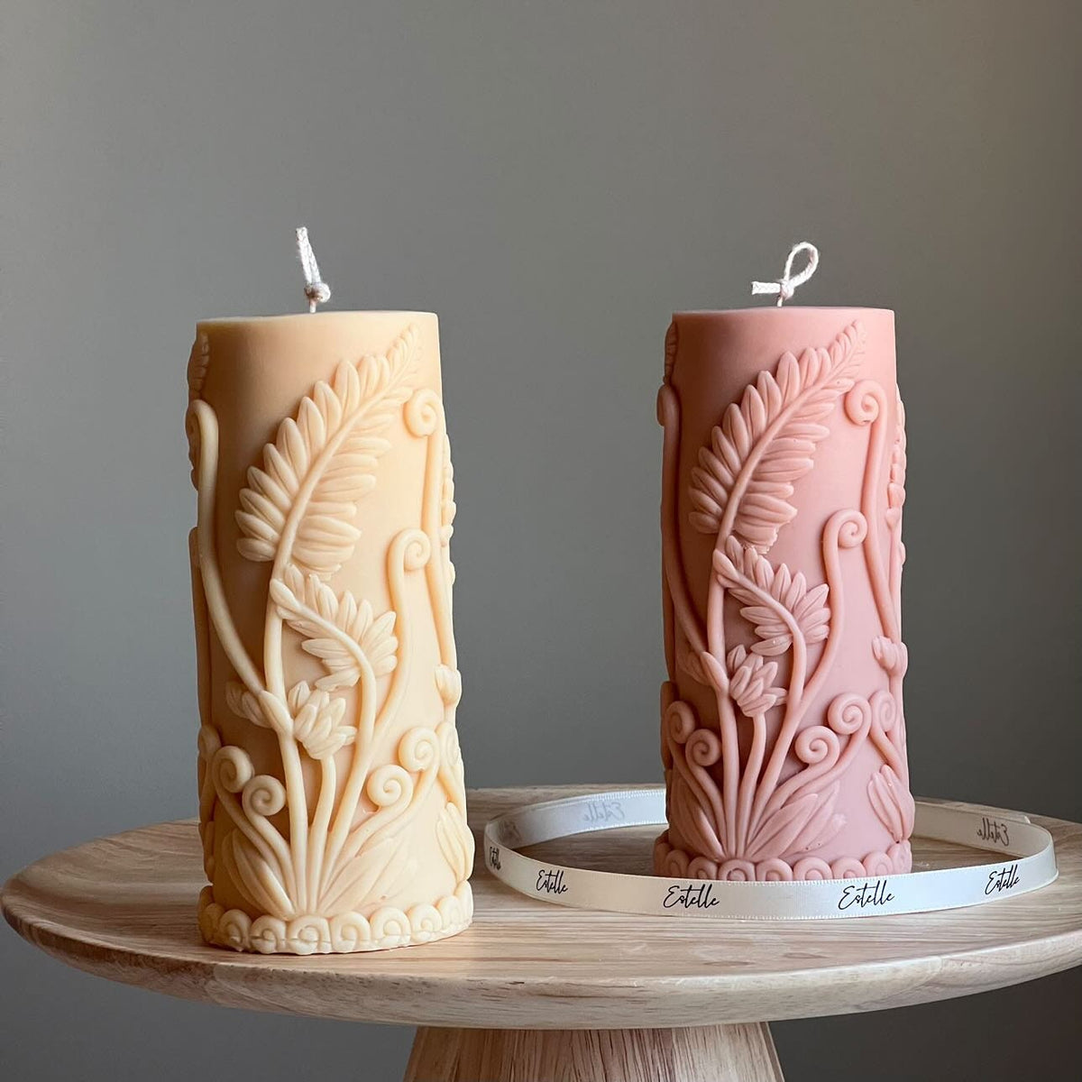 Grande bougie pilier en cire de soja avec feuille de fougère | Décoration sculpturale