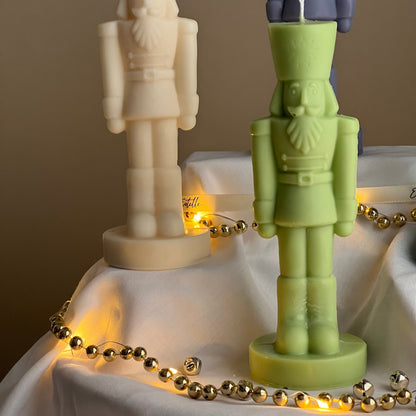 Bougie Casse-Noisette Faite Main : Cadeau Décoratif de Noël Sculptural