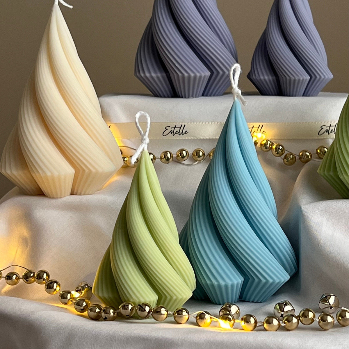 Bougie de Noël sapin torsadé : Décoration artisanale en cire de soja