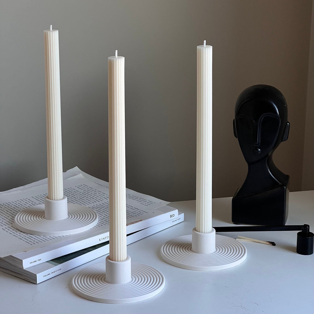 Bougeoir minimaliste en Jesmonite : Décoration ronde pour bougie conique