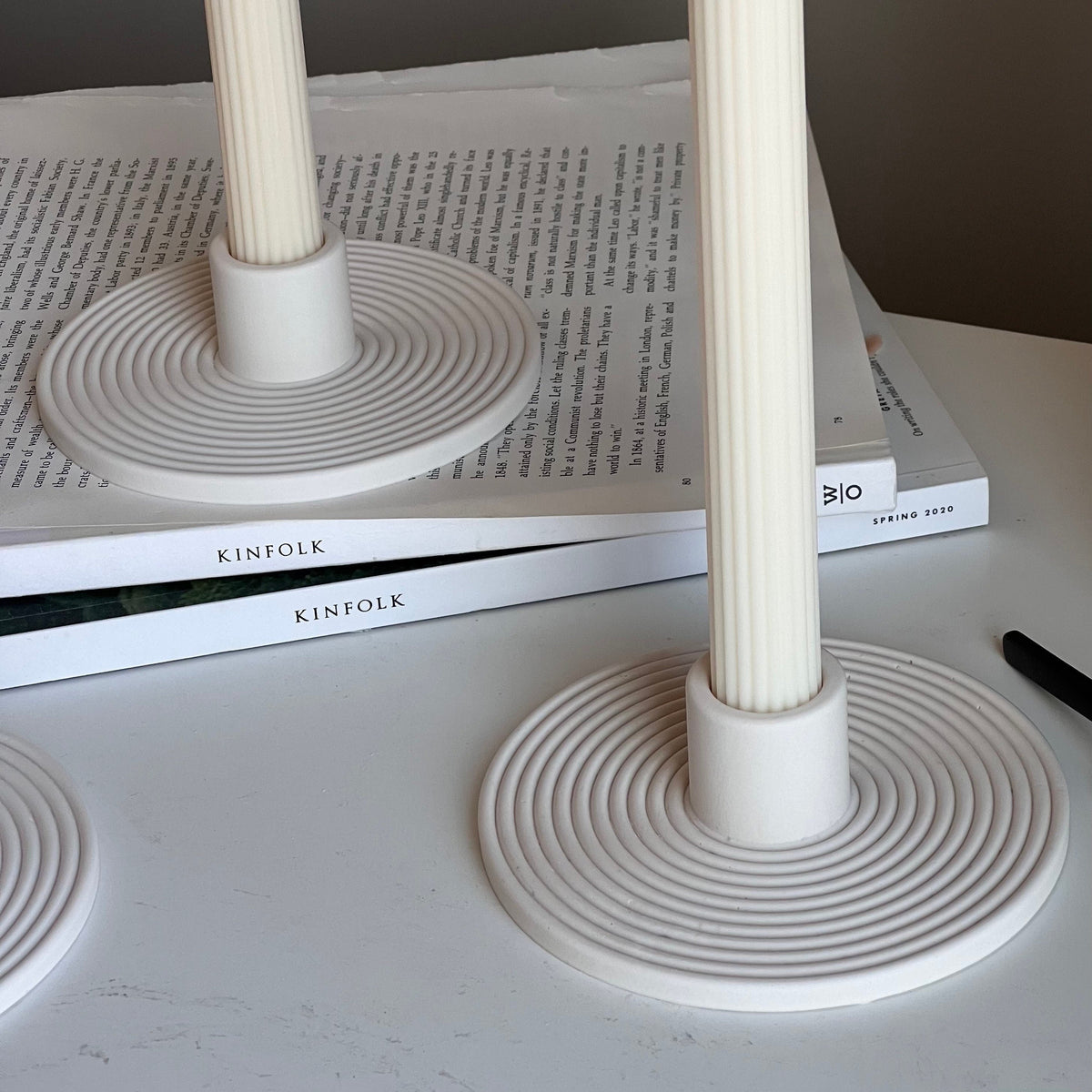 Bougeoir minimaliste en Jesmonite : Décoration ronde pour bougie conique