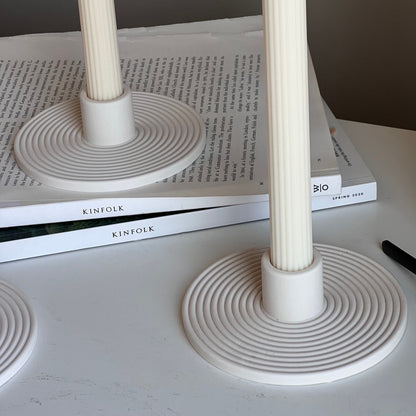 Bougeoir minimaliste en Jesmonite : Décoration ronde pour bougie conique
