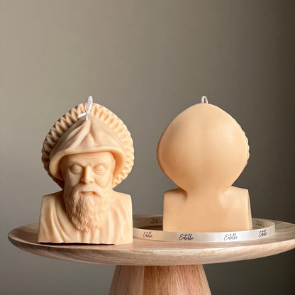 Bougie buste de Saint Charbel : Pilier sculptural en cire de soja