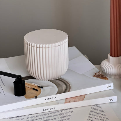 Bougie en cire de soja faite main dans un pot côtelé | Mèche en bois, Pot en jesmonite