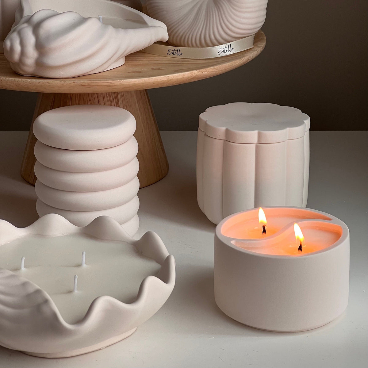Bougie Yin Yang en cire de soja dans un pot en Jesmonite - Parfum personnalisé