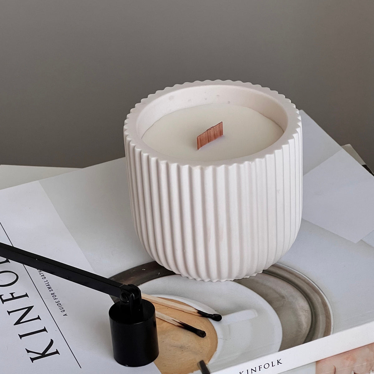 Bougie en cire de soja faite main dans un pot côtelé | Mèche en bois, Pot en jesmonite