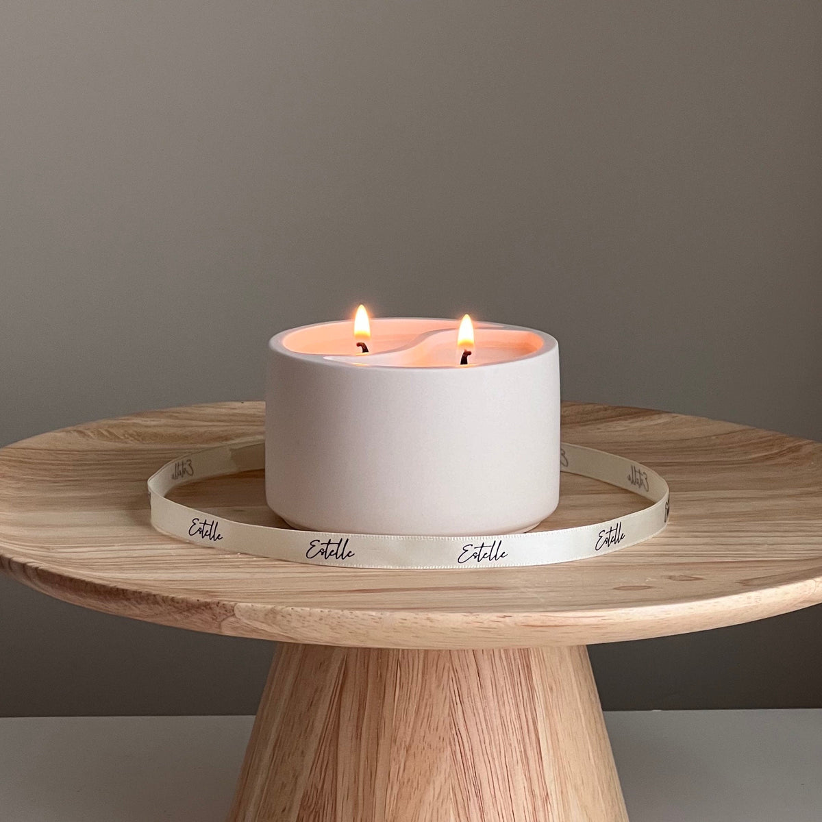 Bougie Yin Yang en cire de soja dans un pot en Jesmonite - Parfum personnalisé
