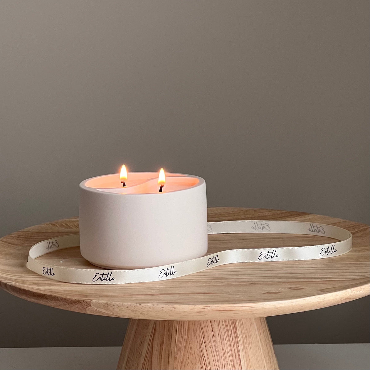 Bougie Yin Yang en cire de soja dans un pot en Jesmonite - Parfum personnalisé