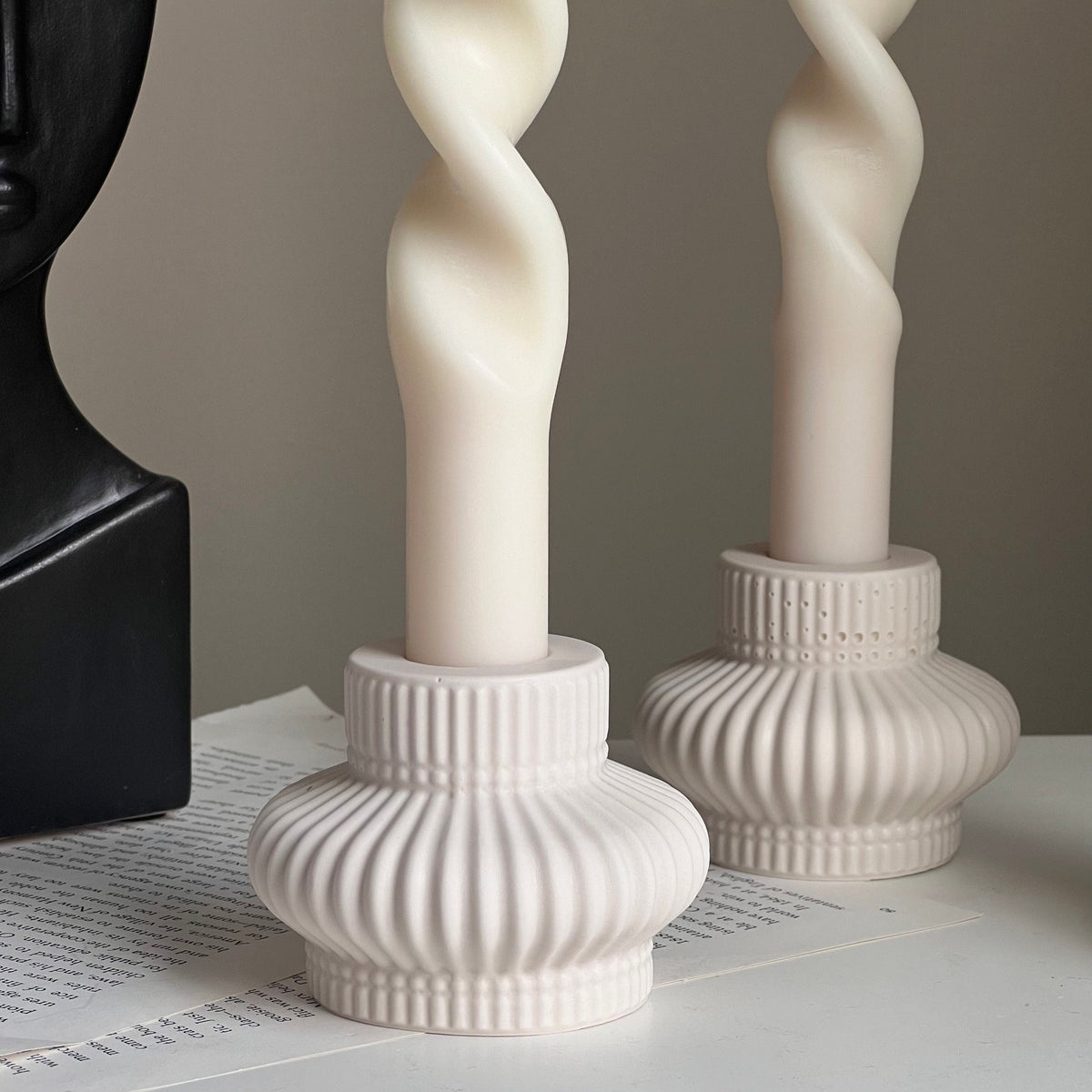 Bougeoir cannelé en jesmonite : Décoration de table minimaliste