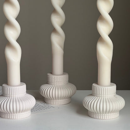 Bougeoir cannelé en jesmonite : Décoration de table minimaliste