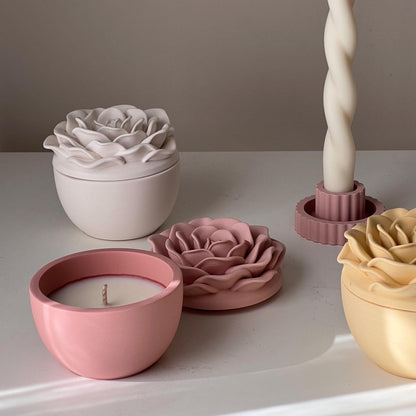 Bougie parfumée à la cire de soja et à la rose dans un pot en Jesmonite : Bougie parfumée faite à la main