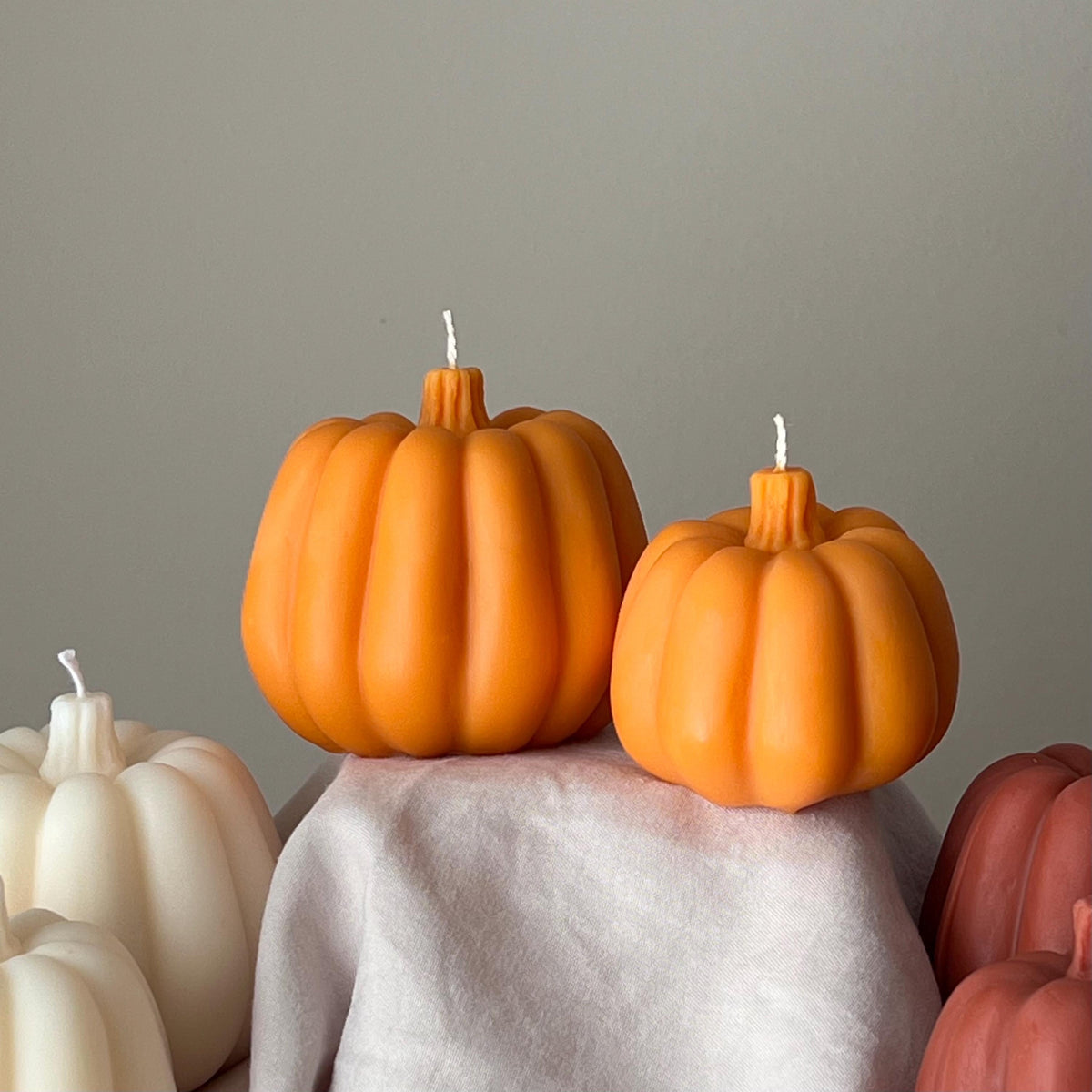 Ensemble de bougies en cire de soja faites à la main en forme de citrouille : Décoration d'automne